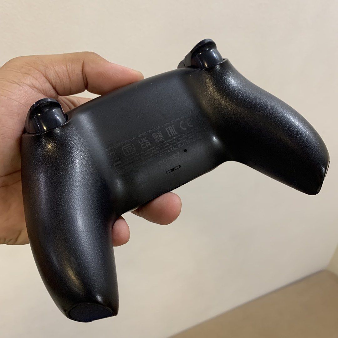 Ps5 Dualsense Controller Black (Category: Controllers) located in Imus. Submitted by shavogamingph (Listing ID 1466102800, Image 3). Description: Ps5 Controller Black Minor issue: Touch pad cursor (madalang naman gamitin to, usually sa keyboard lang) Aside from that wala na po 📍 Imus Cavite Pick up/ Meetup Lalamove/ LBC 🛵 COD is Available.