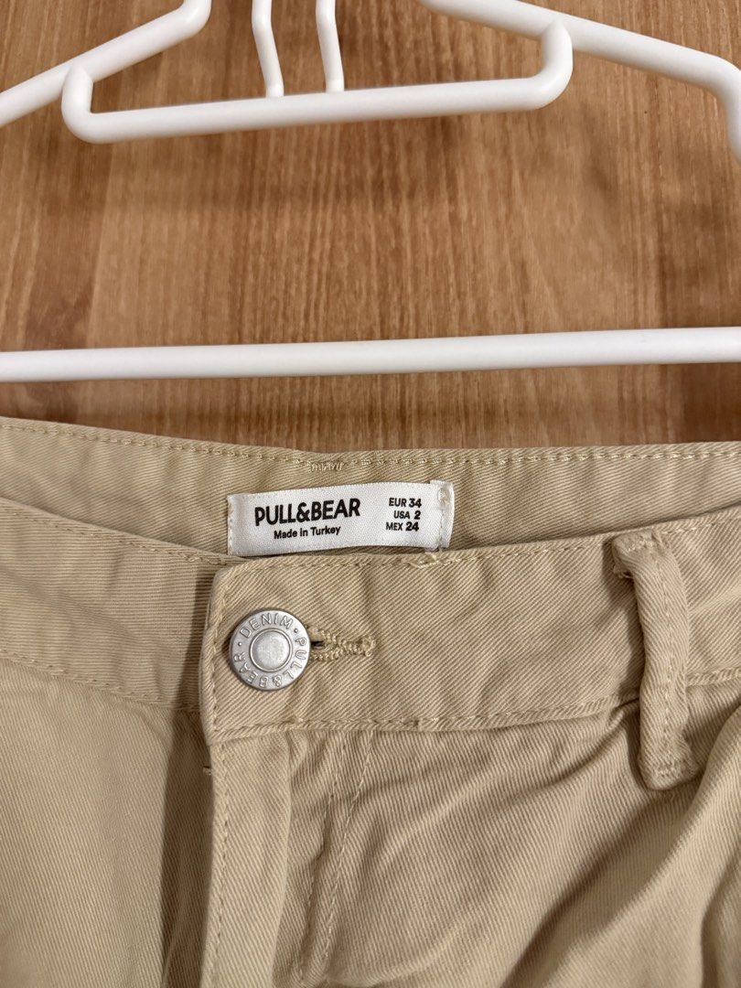 Pull & Bear Beige Cargo Pants (Category: Jeans) located in Manila. Submitted by conradfisher (Listing ID 1466125172, Image 2). Description: - Brand: Pull & Bear - Color: Khaki Beige - Size: EUR 34 / US 2 / MEX 24 - Style: Utility cargo pants with side flap pockets, back pockets, and belt loops - Origin: Made in Turkey - Condition: Clean, well-maintained, and versatile piece.