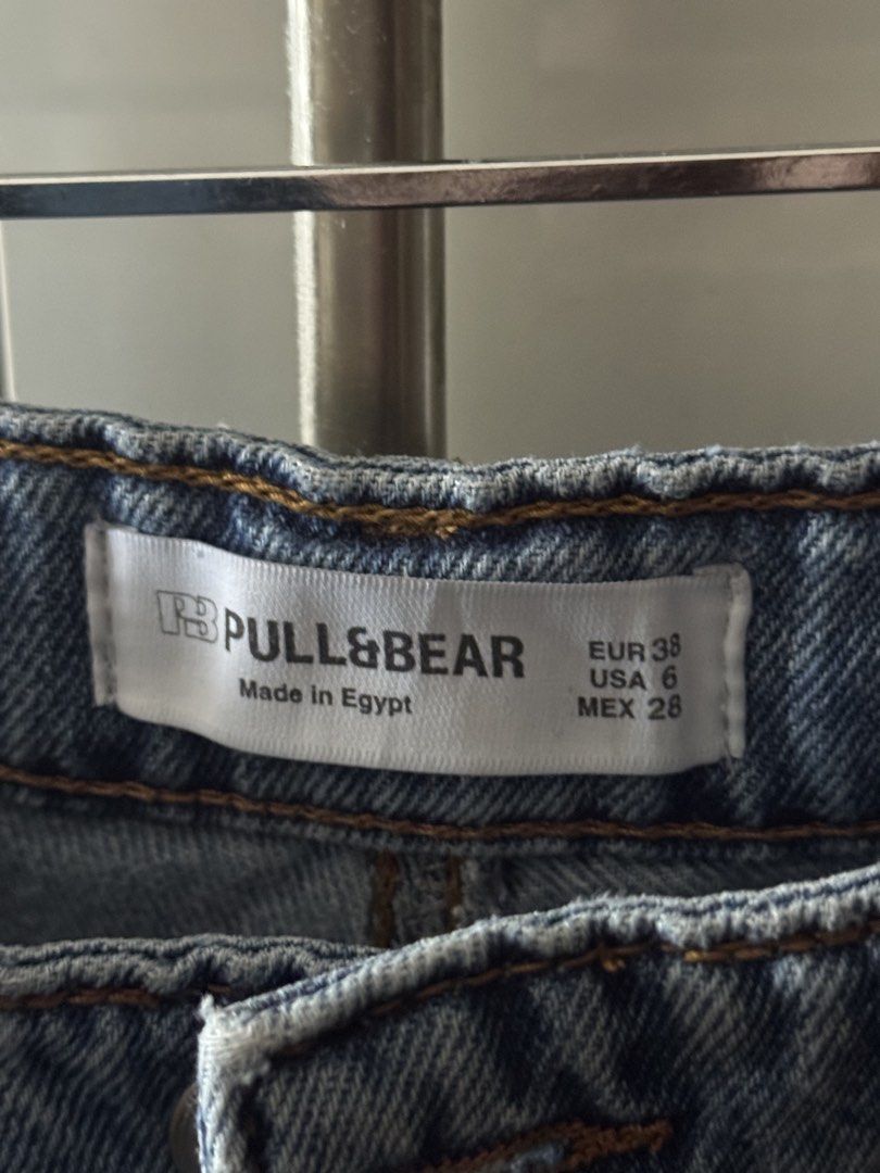 Pull&Bear Blue Denim Jeans Size EUR 38 USA 6 (Category: Jeans) located in Manila. Submitted by keishdbom (Listing ID 1466096779, Image 3). Description: - pilling on the inner thigh area ; no other flaws - best barrel silhouette of a jean ive seen! not my size lang anymore 😔 last price listed. .