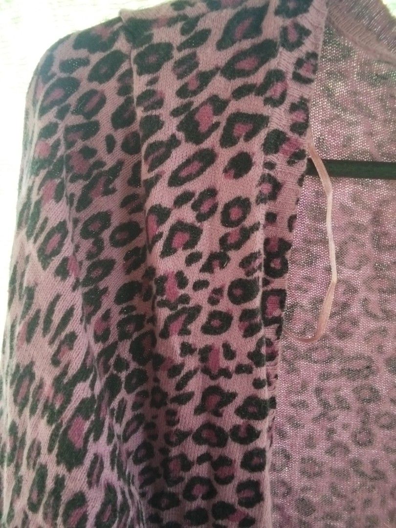 Purple Leopard Print Open Front Cardigan (Category: Coats, Jackets and Outerwear) located in Alaminos. Submitted by dangpreloved01 (Listing ID 1465965452, Image 2). Description: Purple cardigan featuring an all-over black and dark pink leopard print. Open front design with half-length sleeves. Ribbed hem and cuffs. Soft knit material, lightweight style. Great layering piece for casual outfits or cooler days. Standard fit, easy to throw on over ba