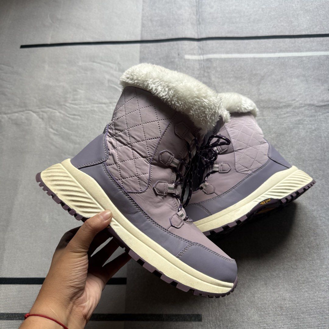 Quilted Winter Snow Boots (Category: Boots) located in Baguio. Submitted by puss_n_boots2600 (Listing ID 1466149301, Image 3). Description: Size 39 Flaw: Yellowish part seen on pics.