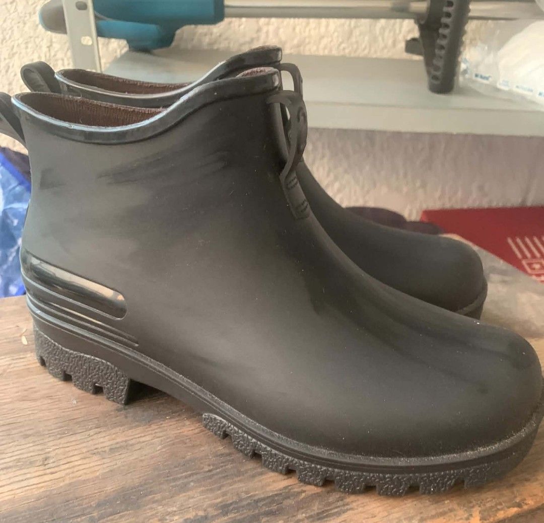 Rain boots - ankle high (Category: Boots) located in Las Pinas. Submitted by apples_here (Listing ID 1466050049, Image 1). Description: New Wrong size Size :8 Rubber PM for inquiries.