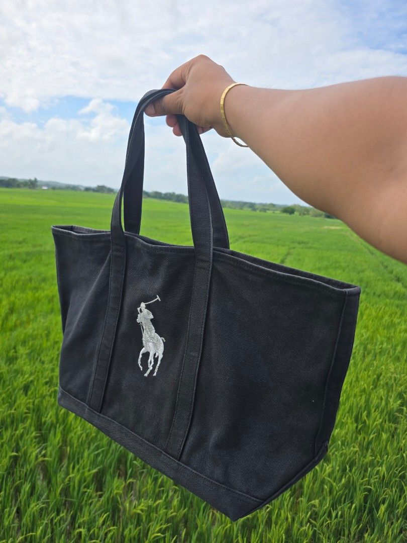 RALPH LAUREN TOTE (Category: Shoulder Bags) located in Baguio. Submitted by legitbuyerpoako (Listing ID 1465958902, Image 2). Description: READY TO USE.