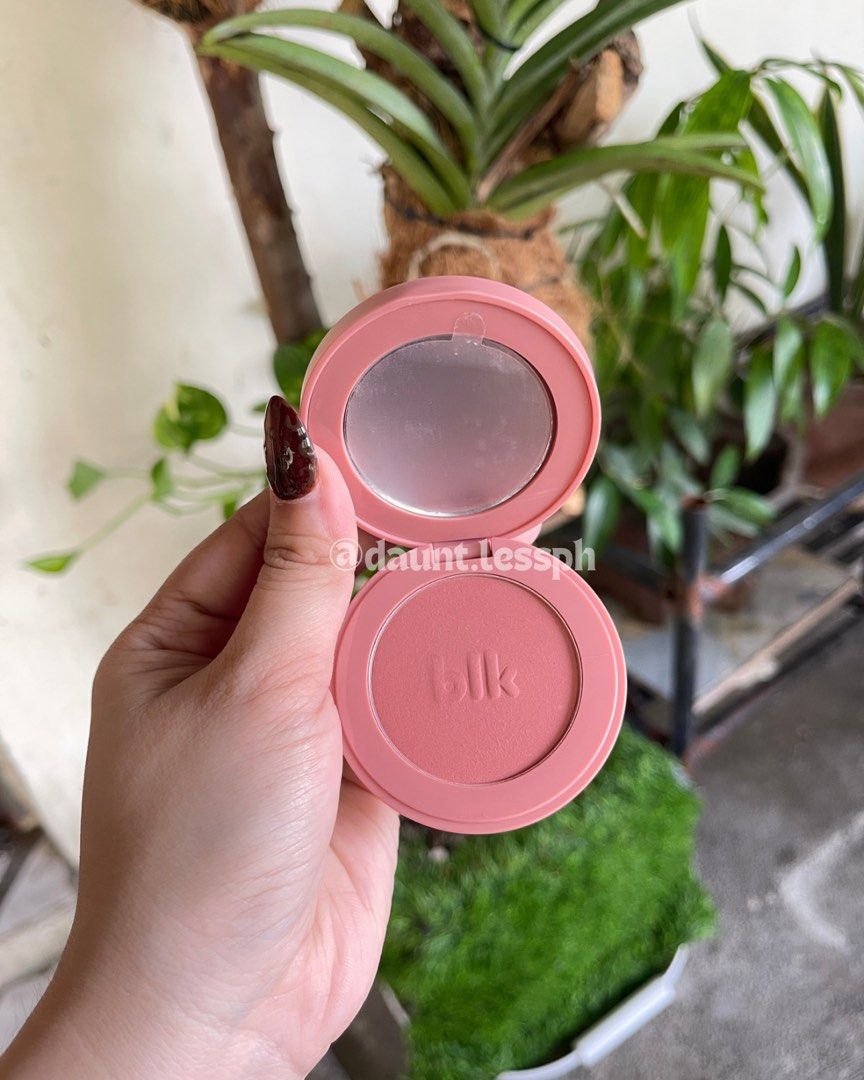 [READ DESCRIPTION] BLK Soft Blur Powder Blush - Macaron (Category: Makeup) located in Manila. Submitted by daunt.lessph (Listing ID 1465976929, Image 3). Description: BLK Soft Blur Powder Blush – Macaron 🍑 • Condition: Good as new, used once for an event • RFS: The shade isn’t for me • Flaw: Has a small crack on the sides Still in good condition and perfectly usable! 🤍.