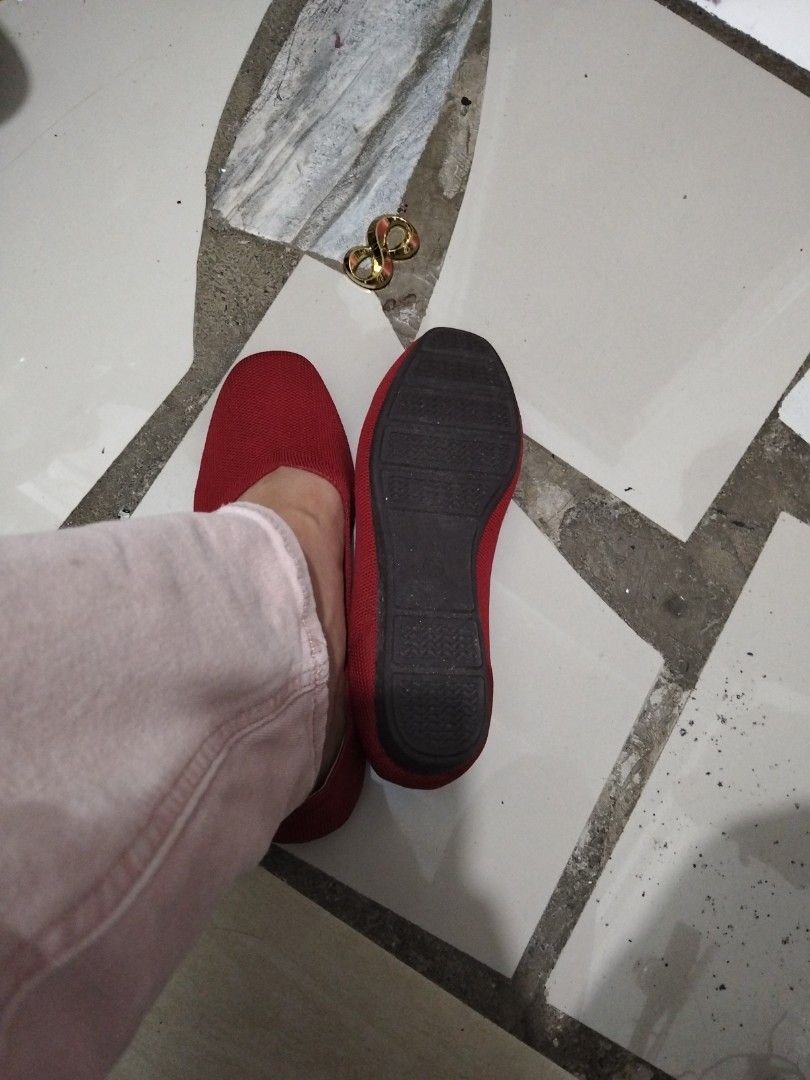 Red Flats (Category: Flats & Sandals) located in El Salvador. Submitted by francheskaukayukay (Listing ID 1466014077, Image 3). Description: .