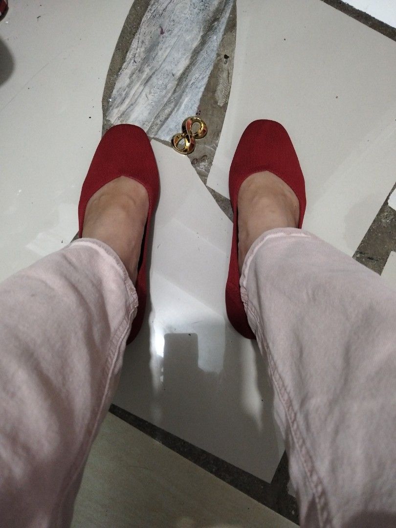 Red Flats (Category: Flats & Sandals) located in El Salvador. Submitted by francheskaukayukay (Listing ID 1466014077, Image 1). Description: .