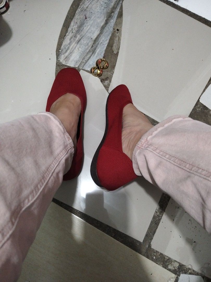 Red Flats (Category: Flats & Sandals) located in El Salvador. Submitted by francheskaukayukay (Listing ID 1466014077, Image 2). Description: .