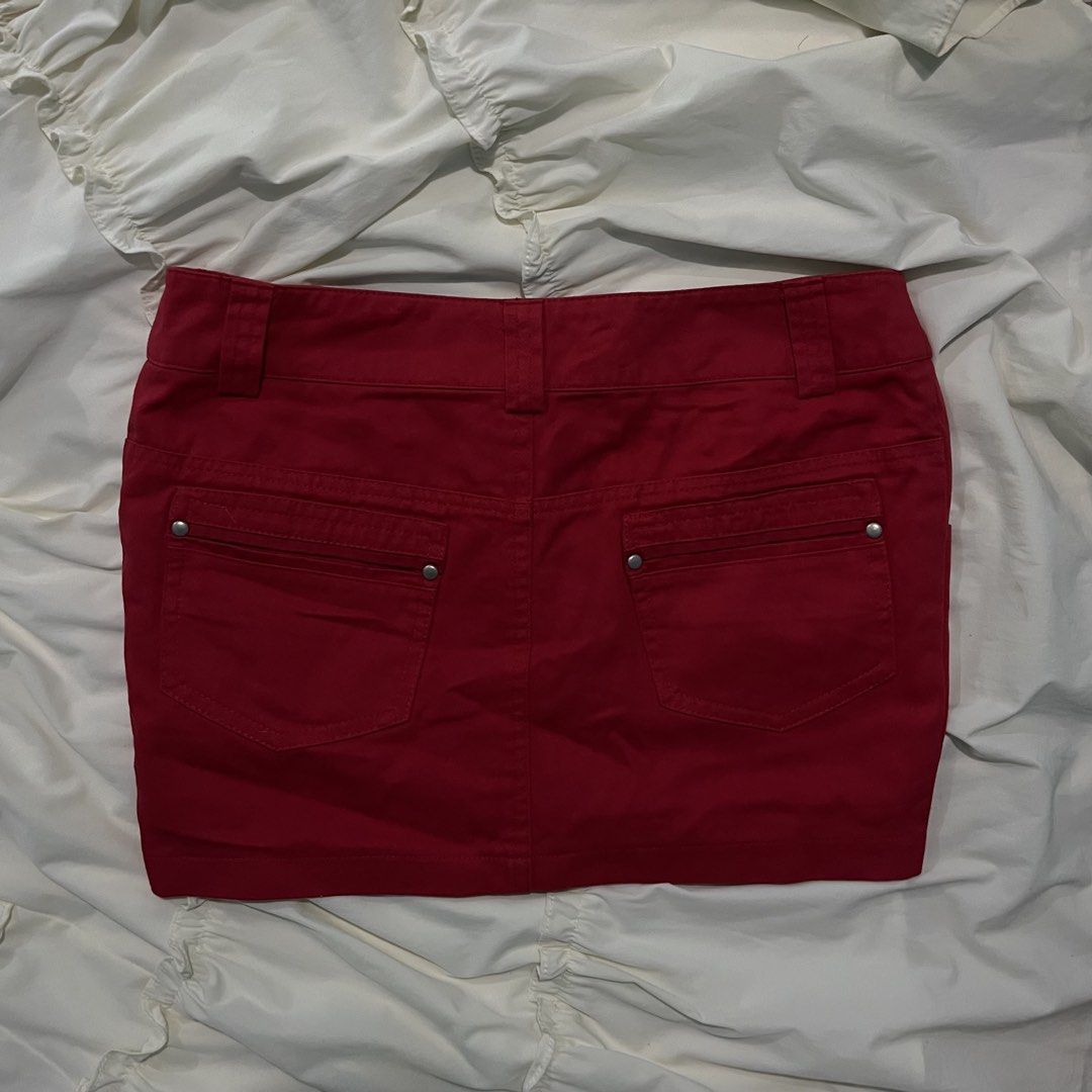 Red Mini Skirt with Back Pockets and Belt Loops (Category: Skirts) located in Kapalong. Submitted by elleclo (Listing ID 1466050206, Image 2). Description: - Flattering straight cut hemline that finishes just above the knee NOTE: 🖇️ first to pay basis 🖇️ no return/exchange 🖇️mop: gcash, gotyme & maribank .