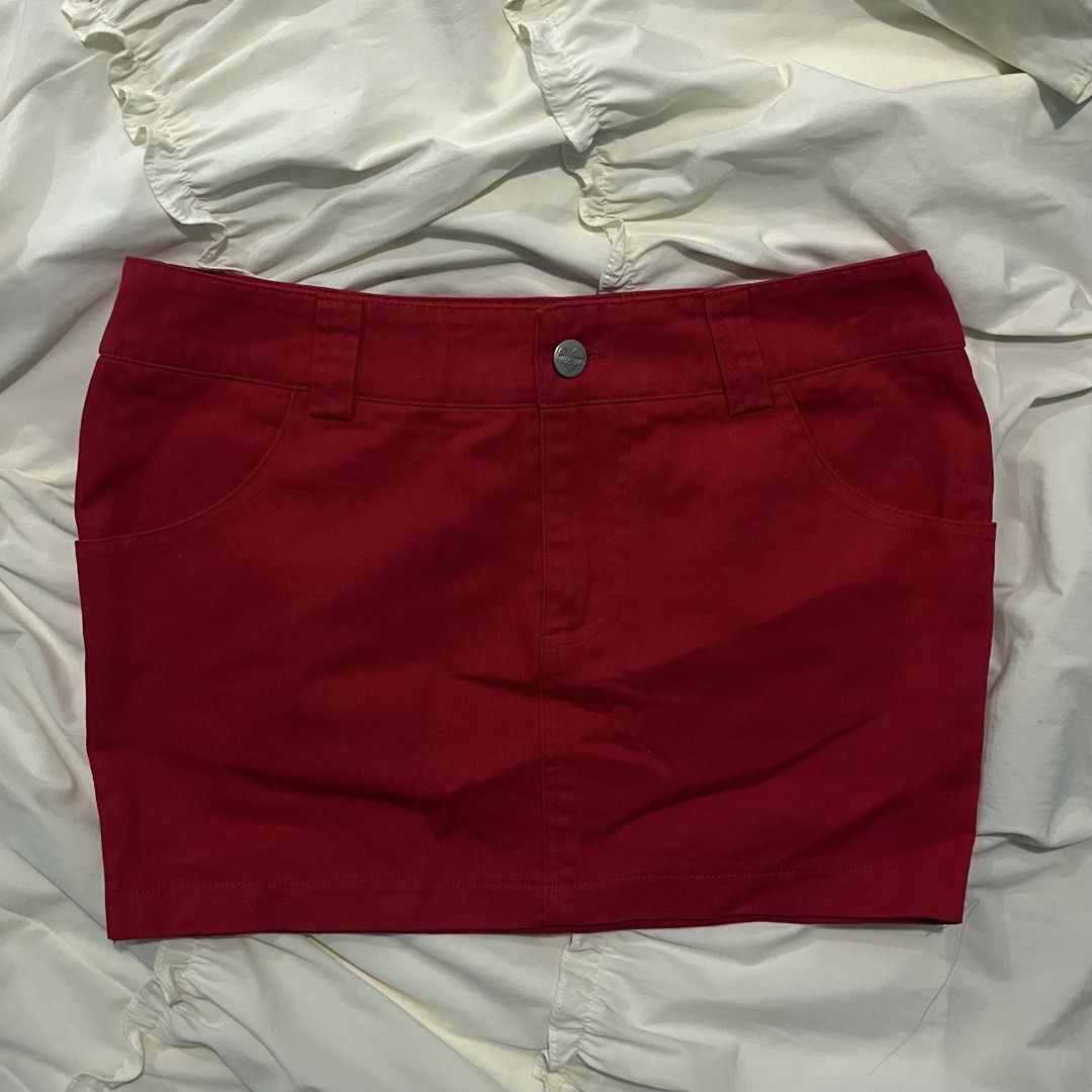 Red Mini Skirt with Back Pockets and Belt Loops (Category: Skirts) located in Kapalong. Submitted by elleclo (Listing ID 1466050206, Image 1). Description: - Flattering straight cut hemline that finishes just above the knee NOTE: 🖇️ first to pay basis 🖇️ no return/exchange 🖇️mop: gcash, gotyme & maribank .