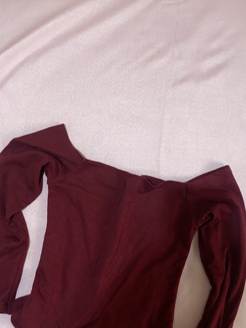 Red Off Shoulder Top (Category: Longsleeves) located in Siniloan. Submitted by klo.zettefinds (Listing ID 1465964101, Image 2). Description: .