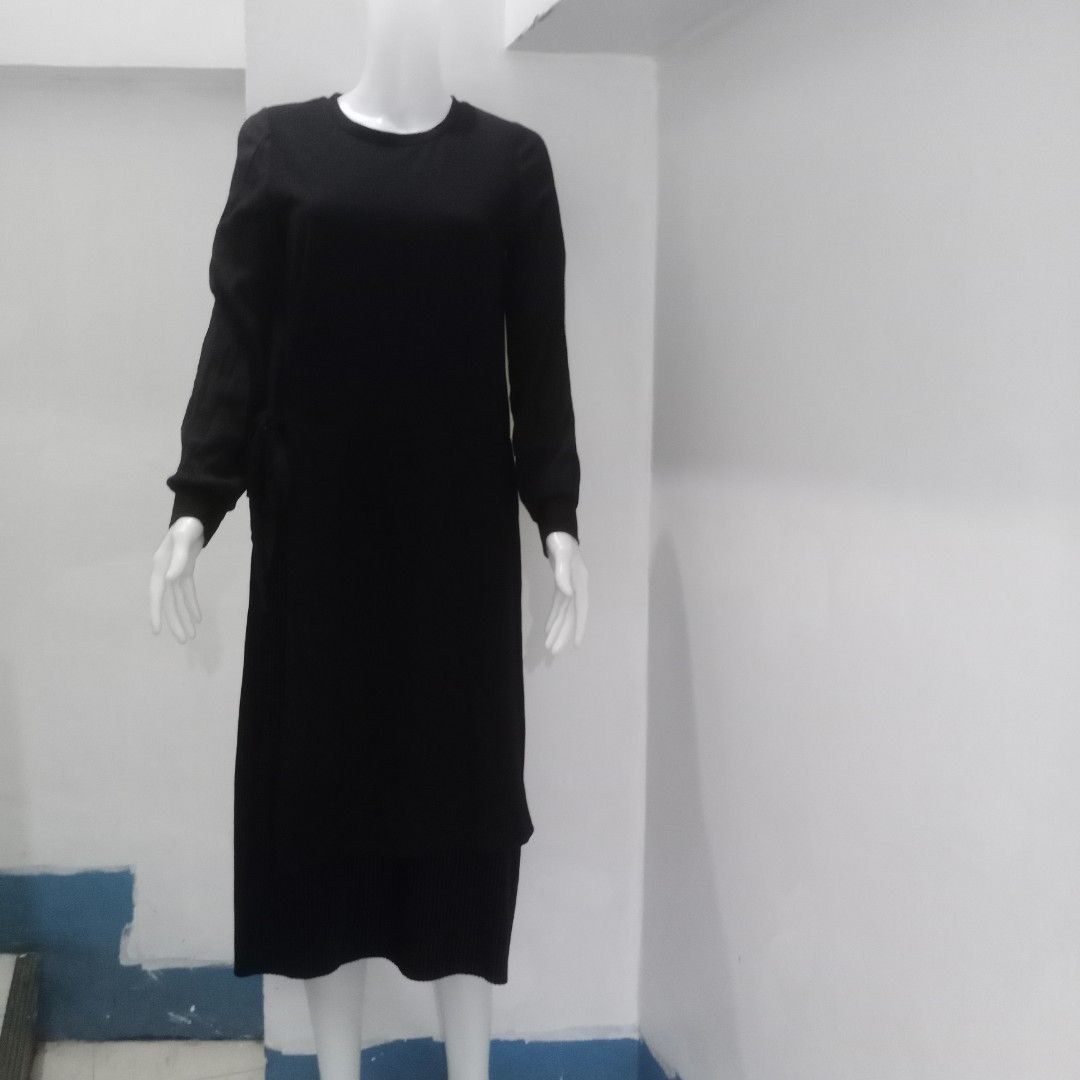 Rococo Black Dress (Category: Dresses) located in Manila. Submitted by shoekendi (Listing ID 1465999147, Image 2). Description: looks new.