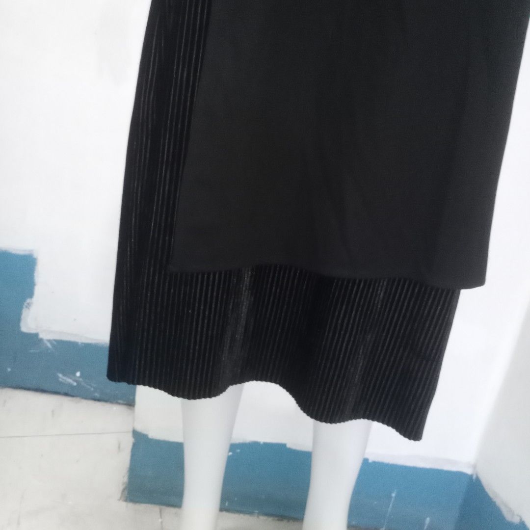 Rococo Black Dress (Category: Dresses) located in Manila. Submitted by shoekendi (Listing ID 1465999147, Image 3). Description: looks new.
