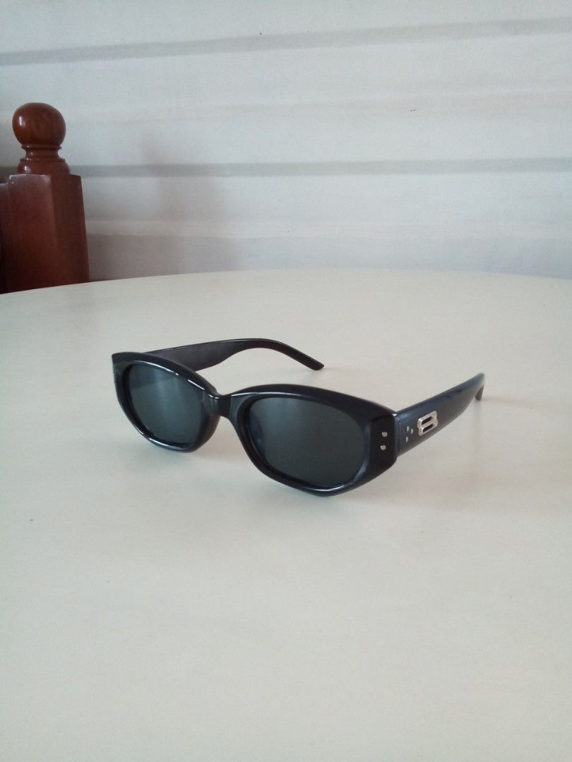 Rococo black sunglasses Gentle Monster (Category: Sunglasses & Eyewear) located in Makati City. Submitted by pinkeealvarez (Listing ID 1465956943, Image 1). Description: .