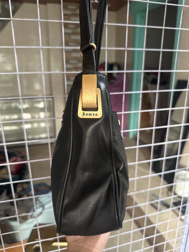 Romeo classy bag (Category: Shoulder Bags) located in Caloocan City. Submitted by hariel_beverly_onlineshop (Listing ID 1466033845, Image 3). Description: No flaws Liked new .