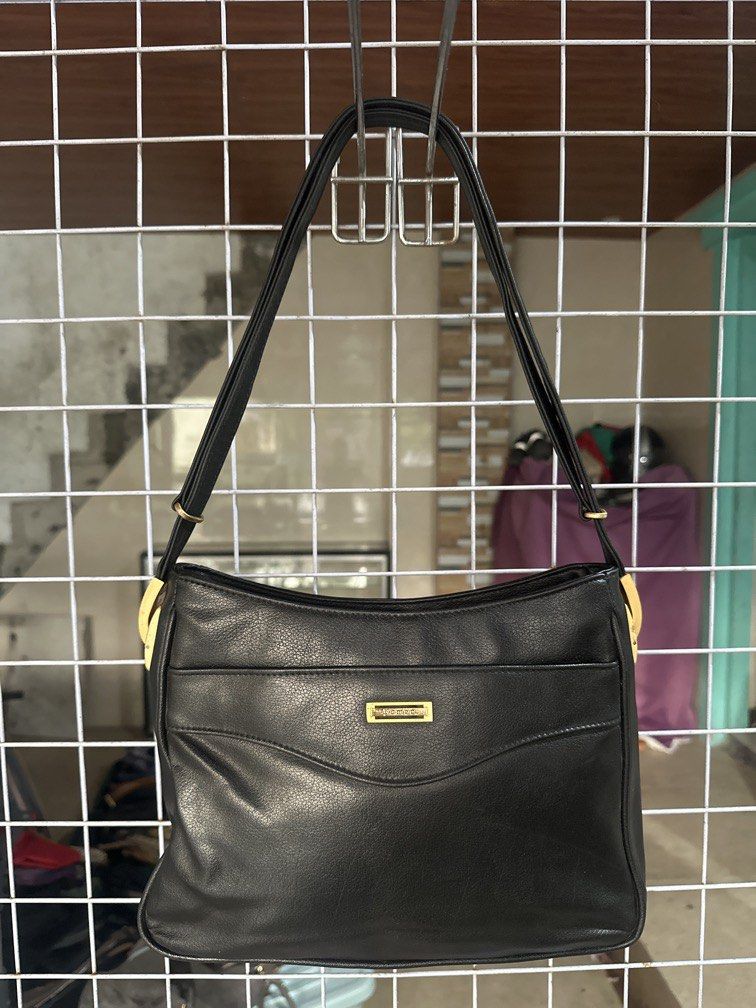 Romeo classy bag (Category: Shoulder Bags) located in Caloocan City. Submitted by hariel_beverly_onlineshop (Listing ID 1466033845, Image 1). Description: No flaws Liked new .