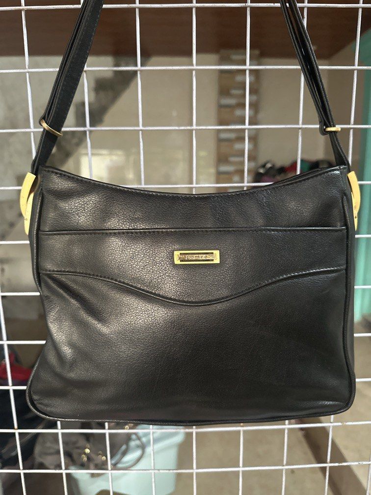 Romeo classy bag (Category: Shoulder Bags) located in Caloocan City. Submitted by hariel_beverly_onlineshop (Listing ID 1466033845, Image 2). Description: No flaws Liked new .