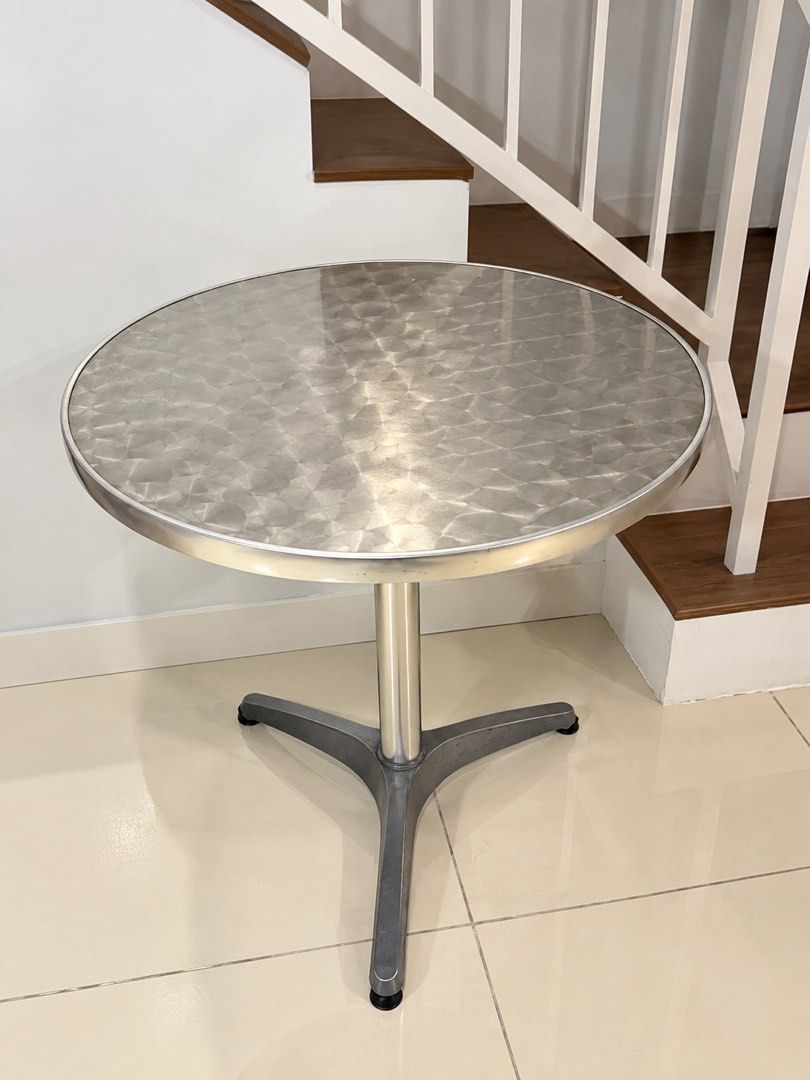 Round table (Category: Tables & Sets) located in Kuala Lumpur. Submitted by maya_r11 (Listing ID 1466099485, Image 1). Description: .
