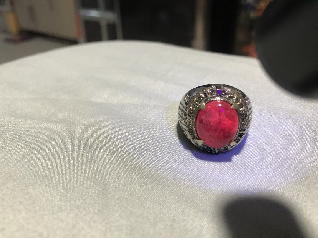 Ruby ring (Category: Jewelry) located in Singapore. Submitted by lawrencelucifer81 (Listing ID 1466144955, Image 2). Description: .