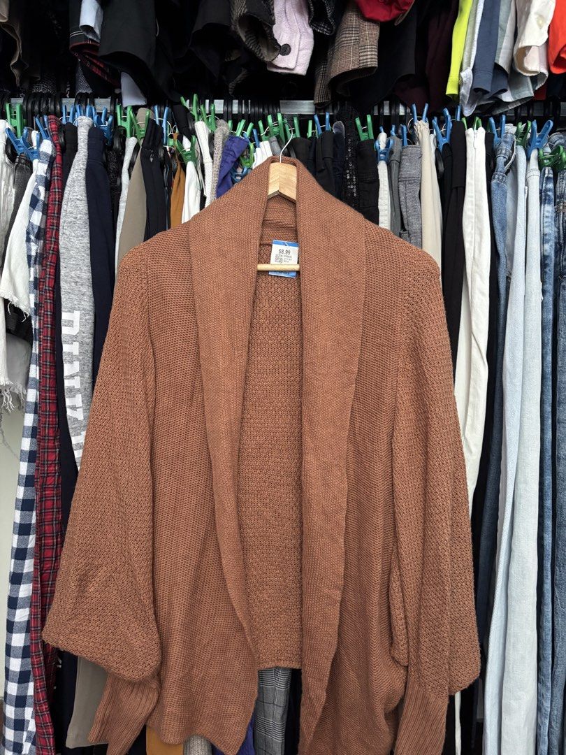 rue21 cardigan (Category: Coats, Jackets and Outerwear) located in Pila. Submitted by isabelasthriftclothes (Listing ID 1466106034, Image 1). Description: .
