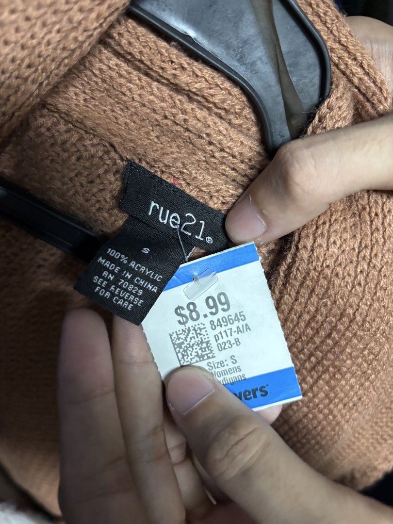 rue21 cardigan (Category: Coats, Jackets and Outerwear) located in Pila. Submitted by isabelasthriftclothes (Listing ID 1466106034, Image 2). Description: .