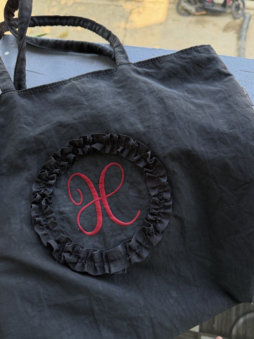 Ruffle Black Tote Bag (Category: Tote Bags) located in Cadiz. Submitted by solynb28 (Listing ID 1465956986, Image 3). Description: -thrifted -washed and ready to use -zipper closure/ 1 small zippered pocket inside -no flaws -slightly negotiable .