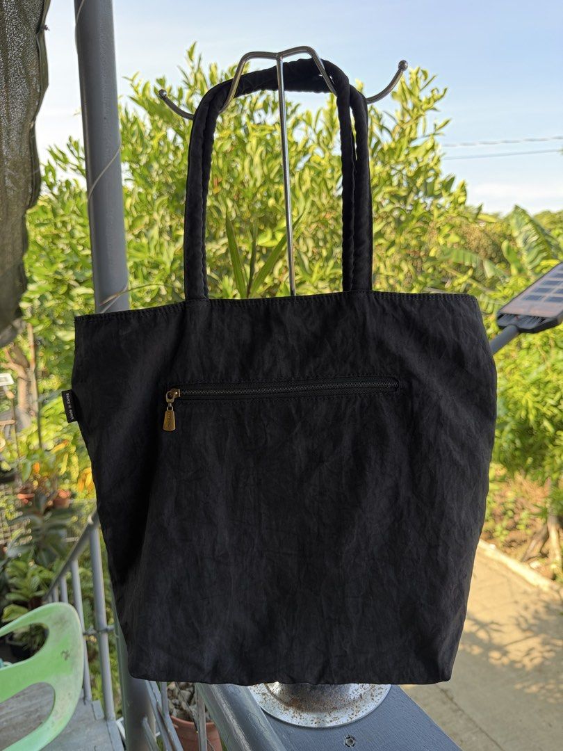 Ruffle Black Tote Bag (Category: Tote Bags) located in Cadiz. Submitted by solynb28 (Listing ID 1465956986, Image 2). Description: -thrifted -washed and ready to use -zipper closure/ 1 small zippered pocket inside -no flaws -slightly negotiable .