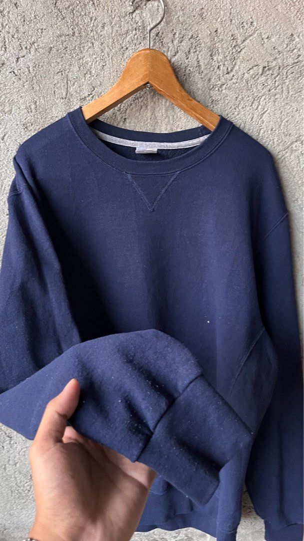 Russell Athletic Crewneck Sweatshirt (Category: Coats, Jackets and Outerwear) located in Cabuyao City. Submitted by kisyana (Listing ID 1466056029, Image 2). Description: .
