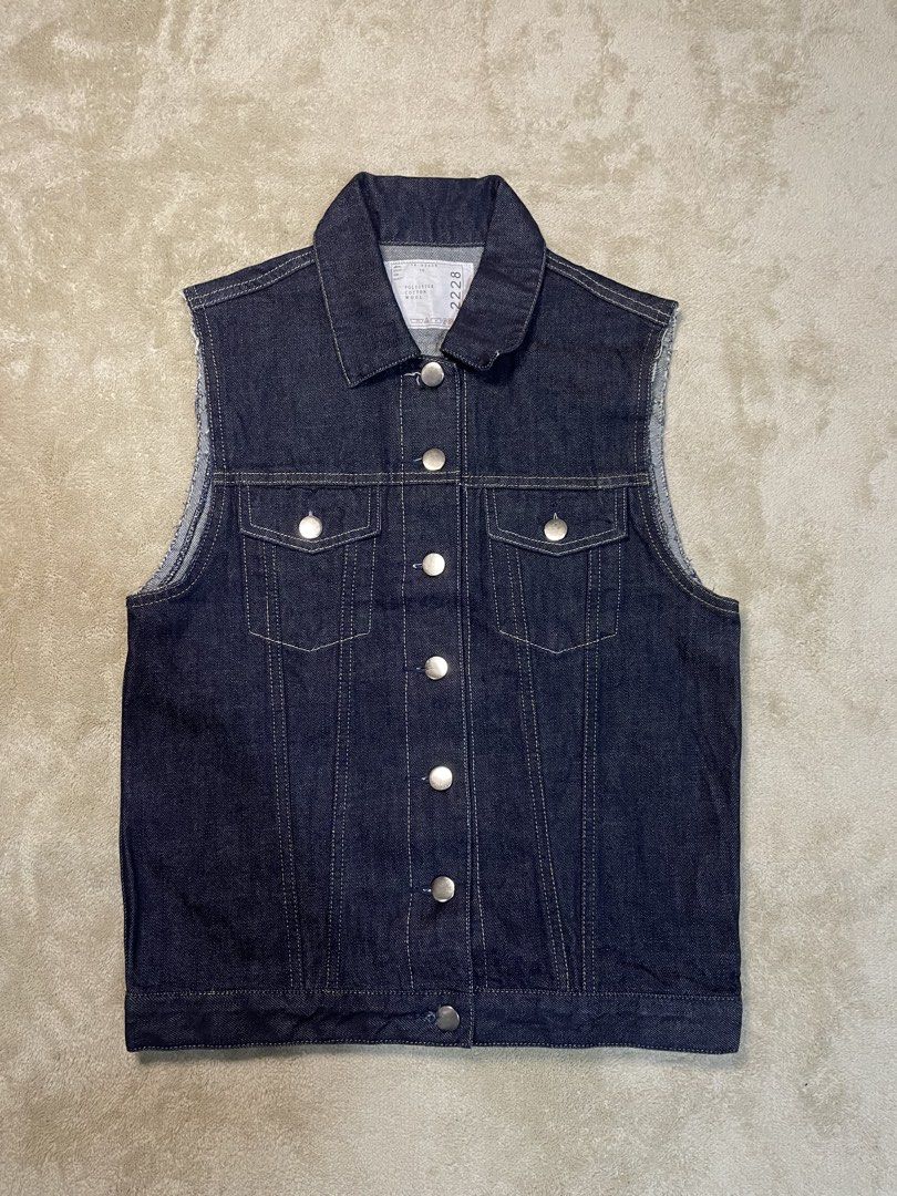 Sacai Denim Vest (Category: Activewear) located in Bacoor. Submitted by southhustlaaaaa (Listing ID 1466115114, Image 2). Description: Sacai Denim Vest size:2 on tag length: 22 inches width: 17 inches issue:none❌ excellent condition .