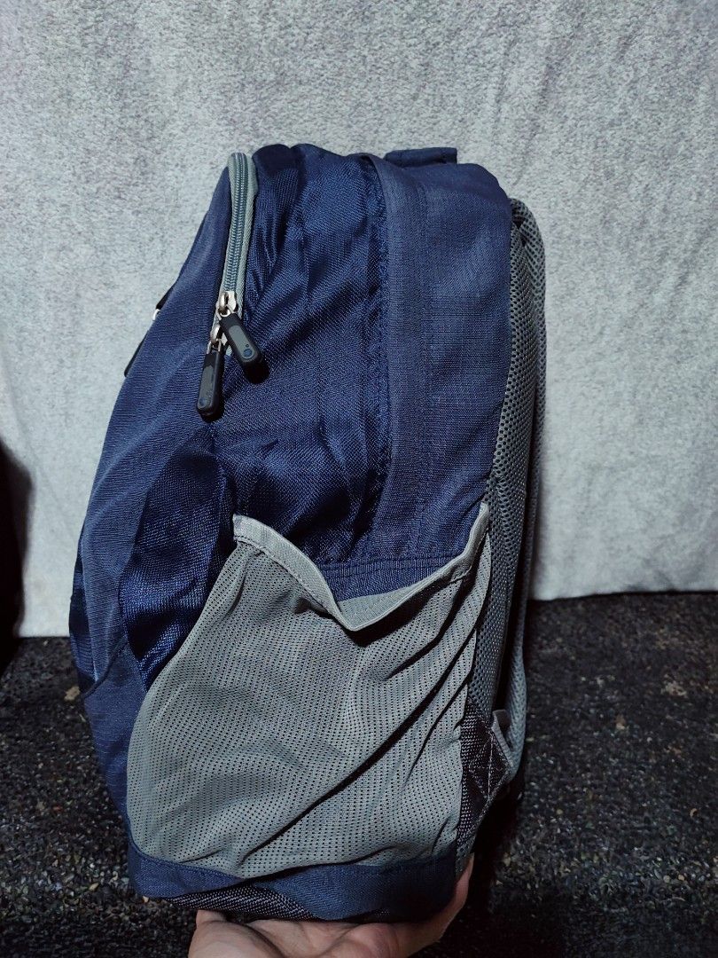 Samsonite Backpack (Category: Backpacks) located in Baguio. Submitted by jayrgijc52758 (Listing ID 1466124670, Image 2). Description: Samsonite backpack Large size It has washable stain sa isang side (net side pocket) Invery good condition 850.