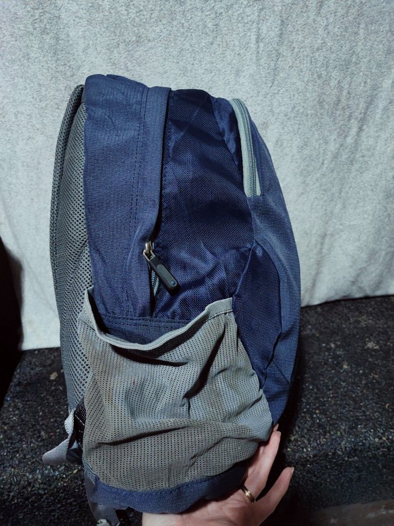 Samsonite Backpack (Category: Backpacks) located in Baguio. Submitted by jayrgijc52758 (Listing ID 1466124670, Image 3). Description: Samsonite backpack Large size It has washable stain sa isang side (net side pocket) Invery good condition 850.
