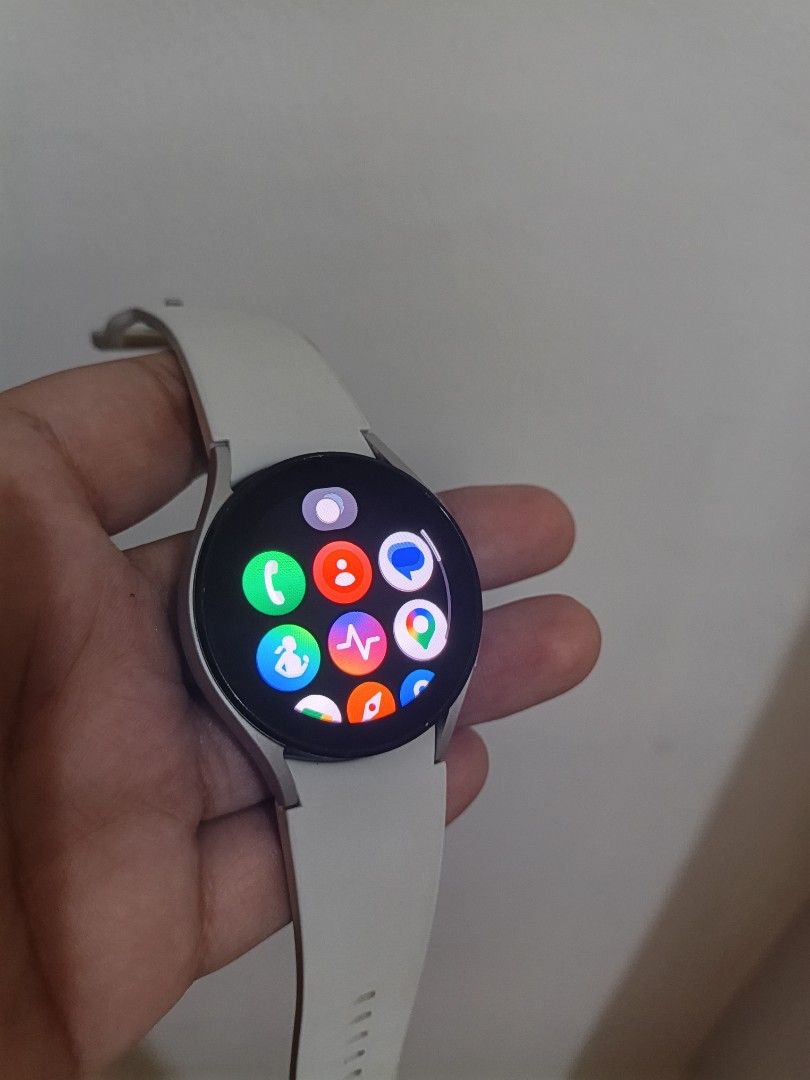 Samsung Galaxy watch 4 (Category: Wearables & Smart Watches) located in Manila. Submitted by moncadamar11215 (Listing ID 1466098158, Image 2). Description: no issue gagamitin nalang with box may bawas pa sa sure buyer.