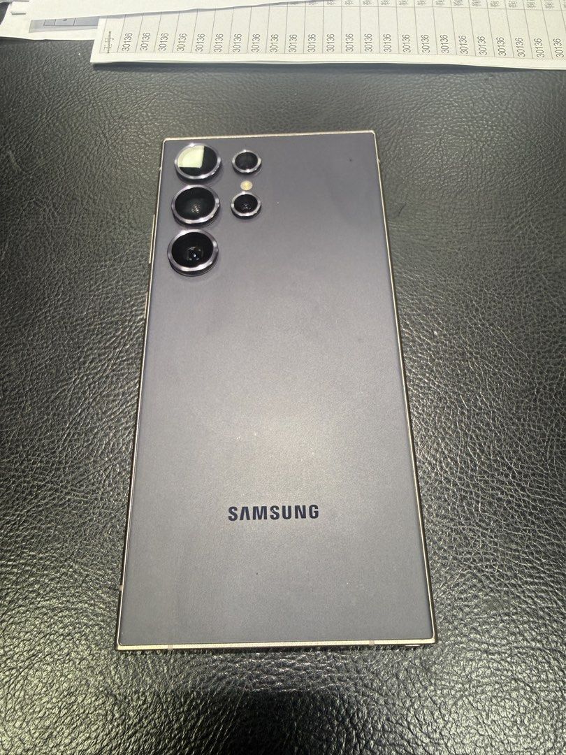 Samsung S24 Ultra 1TB （分類：Samsung 三星）位於 Hong Kong。 由 keigo9394 提交（商品編號 1466006210，圖片 1）。簡介： Purple S24 Ultra with 1TB storage. Have a minor dent on top left corner and minor paint scratches on the sides from case. Everything works fine.。