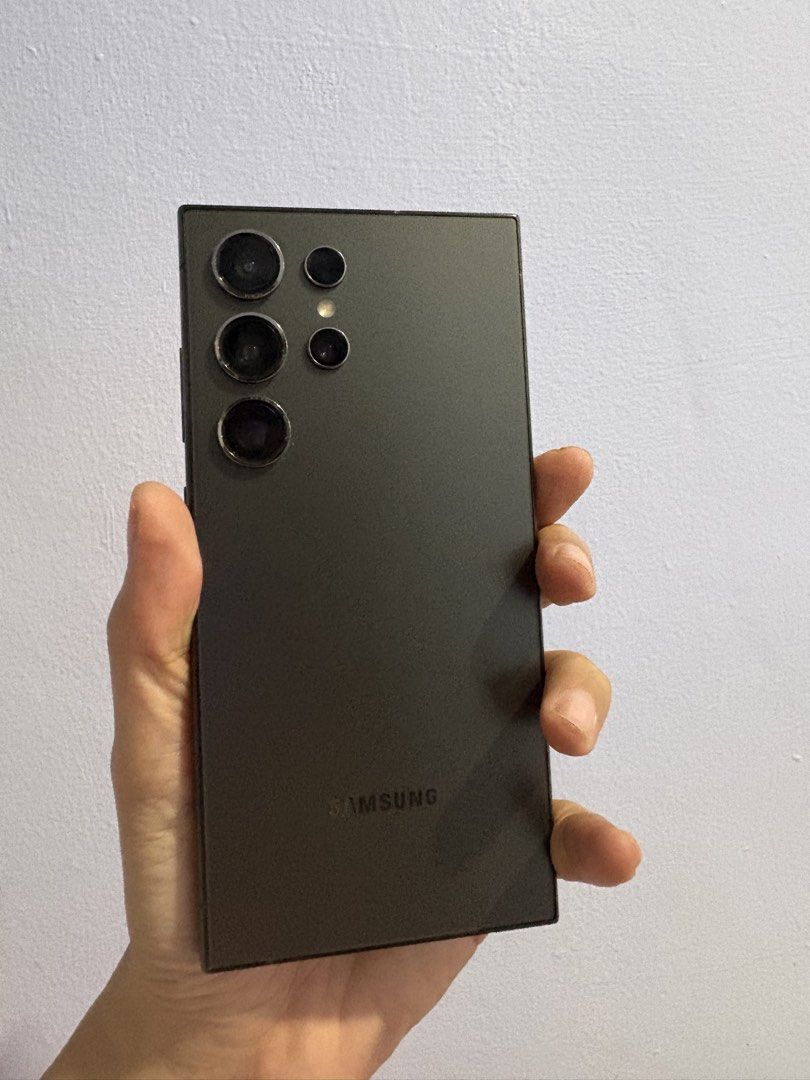 Samsung S24 Ultra 256 GB (Category: Samsung) located in Navotas City. Submitted by heiresslovecloset (Listing ID 1466035917, Image 2). Description: Display 6.8-inch Dynamic AMOLED 2X, 1440 x 3120 pixels, 120Hz refresh rate, 2600 nits peak brightness, Corning Gorilla Armor A huge, super-bright screen that cuts down reflections and stays smooth when you scroll. Processor Qualcomm Snapdragon 8 Gen 3 for Galaxy A custom, top-tier chip made for fast g