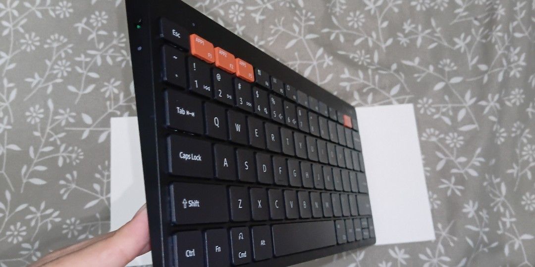 Samsung wireless keyboard (Category: Computer Keyboard) located in Caloocan City. Submitted by ceeeejj (Listing ID 1465997902, Image 2). Description: Samsung Smart Keyboard Trio 500 (EJ-B3400) Only used once.