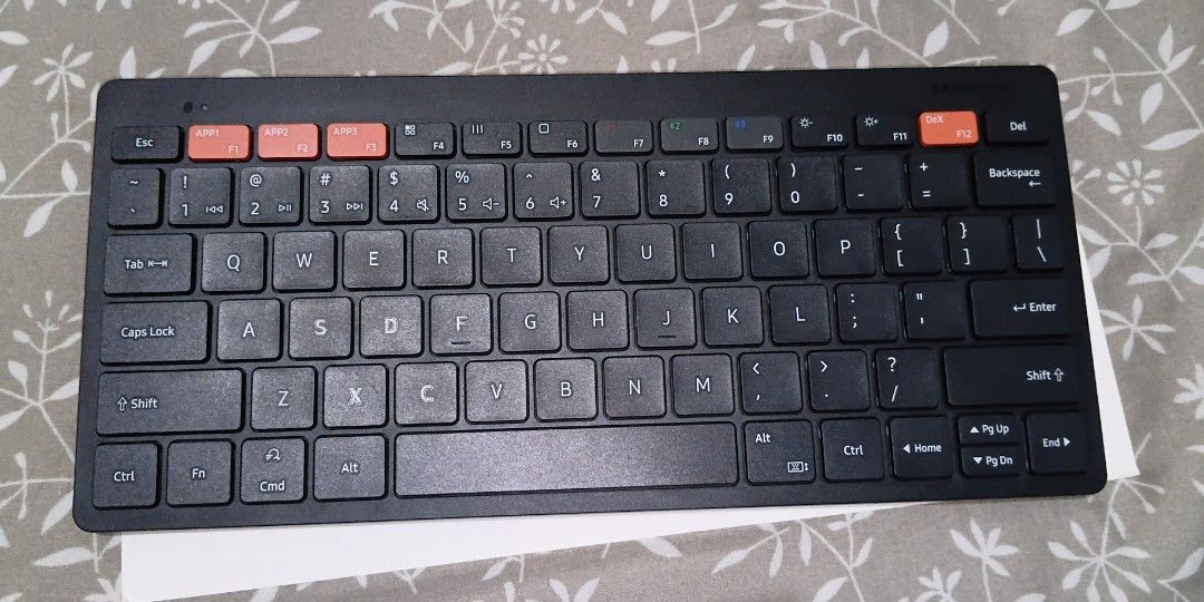 Samsung wireless keyboard (Category: Computer Keyboard) located in Caloocan City. Submitted by ceeeejj (Listing ID 1465997902, Image 1). Description: Samsung Smart Keyboard Trio 500 (EJ-B3400) Only used once.