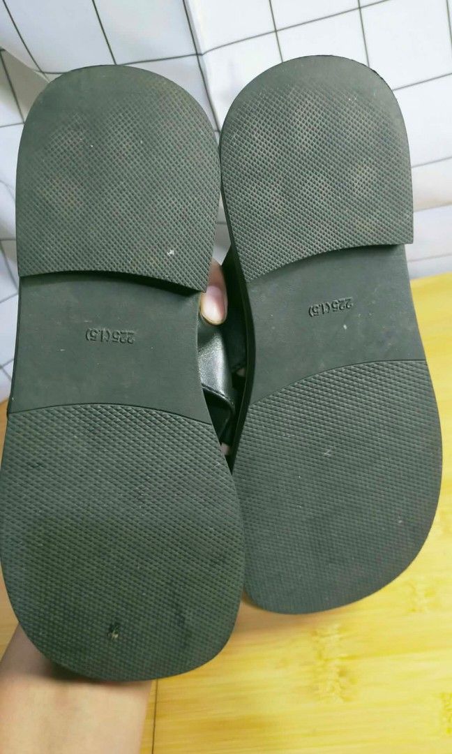 sandals for women (Category: Flats & Sandals) located in Caloocan City. Submitted by chani7878 (Listing ID 1466065676, Image 1). Description: black criss cross strap slides feature clean tan footbed for an easy and casual everyday use size 225 size us 5.5 good as new ilang beses lang ginamit preloved not ukay dm for more details manila area lang lalamove jnt or meet up.