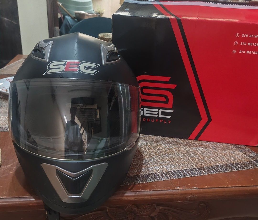 sec helmet original (Category: Helmets and other Riding Gears) located in Manila. Submitted by jessdtan1923449 (Listing ID 1466151471, Image 1). Description: almost bnew sec helmet pwede s maselan wore 4 x only medium size. Rfs excess helmet.