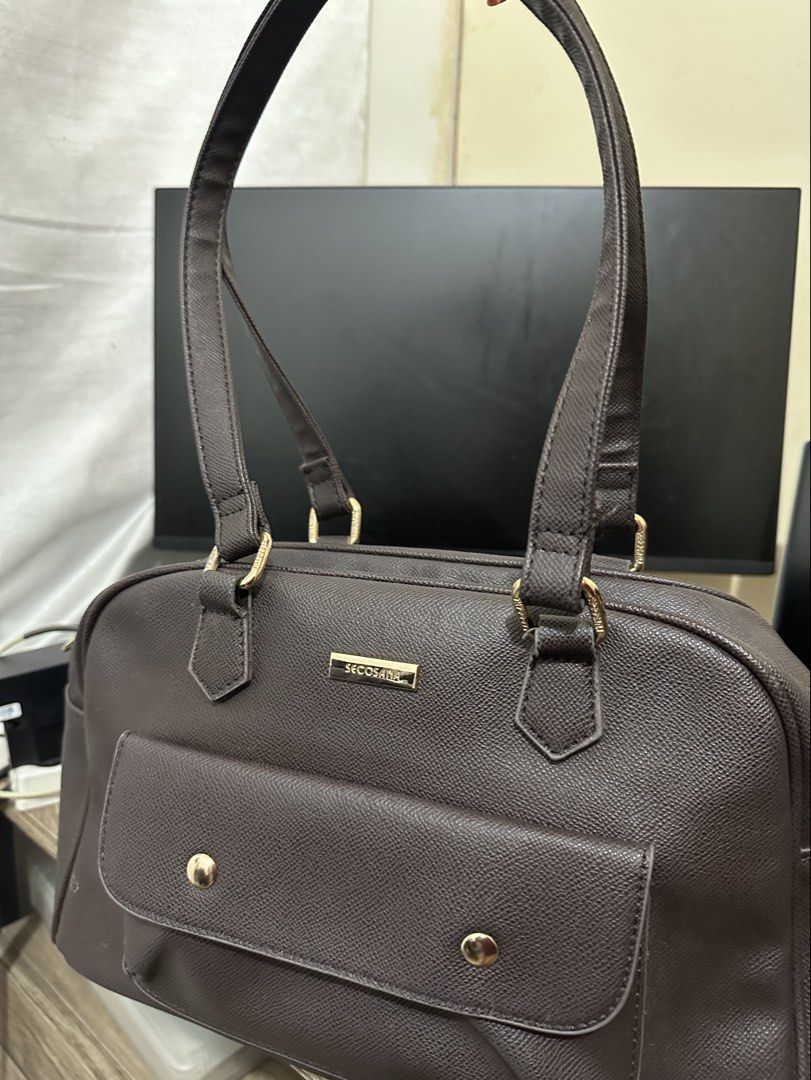 Secosana Brown Shoulder Bag with Front Pocket (Category: Shoulder Bags) located in Dasmarinas. Submitted by paulaaa_ (Listing ID 1466040014, Image 1). Description: rfs: di na nagagamit tambak lang nego .