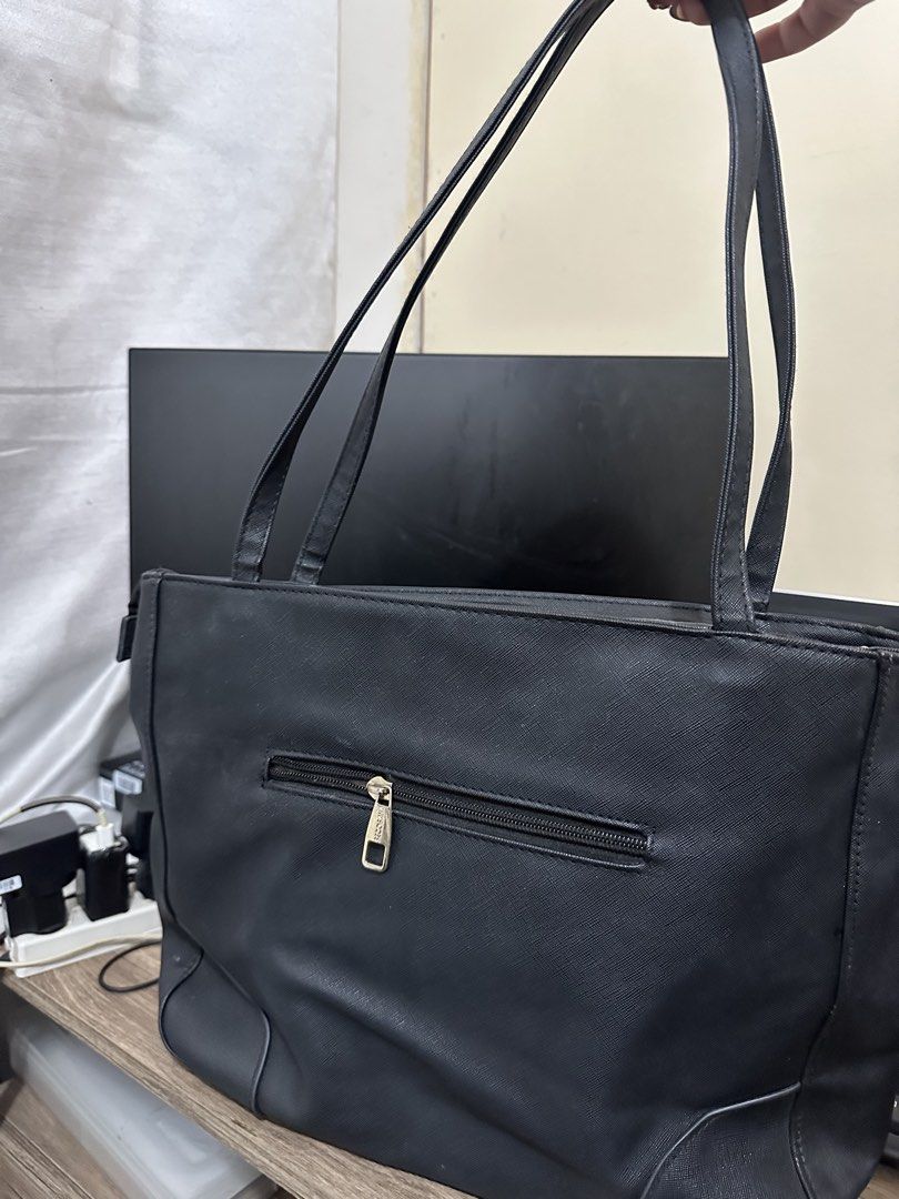 Secosana Shoulder Bag (Category: Shoulder Bags) located in Dasmarinas. Submitted by paulaaa_ (Listing ID 1466040525, Image 2). Description: rfs: hindi na nagagamit nakatambak nalang sa cabinet nego.