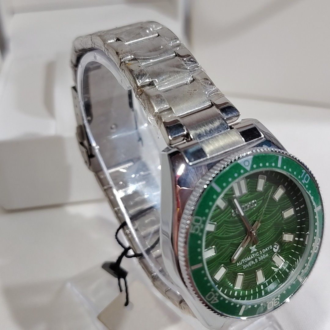 SEIKO PROSPEX AUTOMATIC DIVER'S WATCH (Category: Men's Watches) located in Balanga. Submitted by k2timepieces.739 (Listing ID 1466121452, Image 3). Description: 📌seiko 5 Prospex Automatic 3 Days Diver's 300m 📌luminous Type 📌 Scratch Proof 📌23 Jewels 📌reference #4r35b 📌 Rotating Bezel 📌 Open Glass Back 📌automatic Movement 📌 Battery Operated 📌 Made In Japan 📌 Free Seiko Box & Battery 📌 Free Shipping 📌courier J&T 🚛 No Cod 📌payment Met