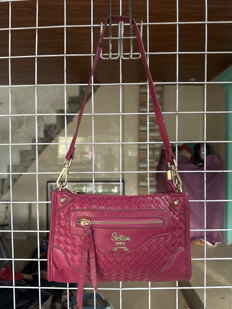 Selin shoulder bag (Category: Shoulder Bags) located in Caloocan City. Submitted by hariel_beverly_onlineshop (Listing ID 1466030571, Image 1). Description: Location nortn caloocan No flaws.
