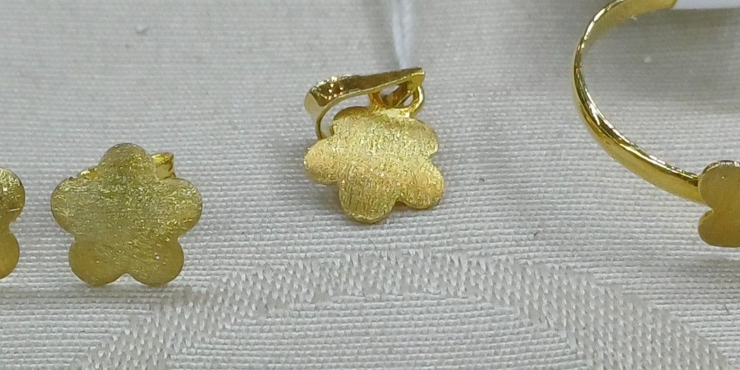 Set Earring,pendant,ring (Category: Earrings) located in Makati City. Submitted by divinejewels.ph (Listing ID 1466029737, Image 1). Description: GJU-879 SET PENDANT FLOWER 14KYG 2.1GRAMS 7 8MM 10MMX5MM.