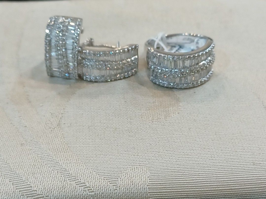 Set earring,ring (Category: Earrings) located in Makati City. Submitted by divinejewels.ph (Listing ID 1466034492, Image 2). Description: -13182 SET CLIP 183 DIAMONDS.92CTS 139 BAGGS DIAMONDS 3.48CTS 14KWG.
