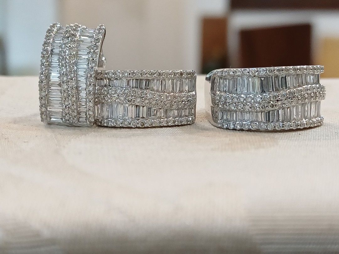 Set earring,ring (Category: Earrings) located in Makati City. Submitted by divinejewels.ph (Listing ID 1466034492, Image 1). Description: -13182 SET CLIP 183 DIAMONDS.92CTS 139 BAGGS DIAMONDS 3.48CTS 14KWG.
