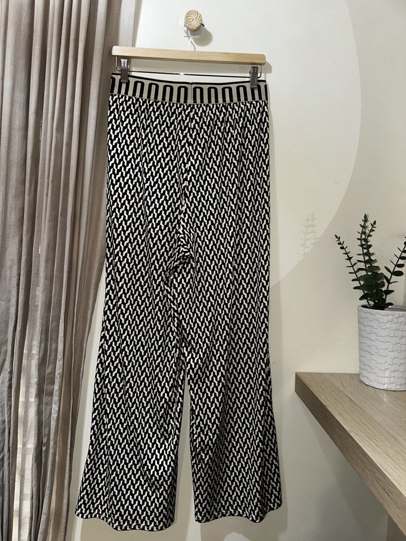 Shein High Waist Flowy Pants (Category: Other Bottoms) located in Pasig City. Submitted by lovedbymori_ (Listing ID 1466081427, Image 2). Description: Good as new! Only worn once. Purchased for ₱800+ from Shein’s premium selection..