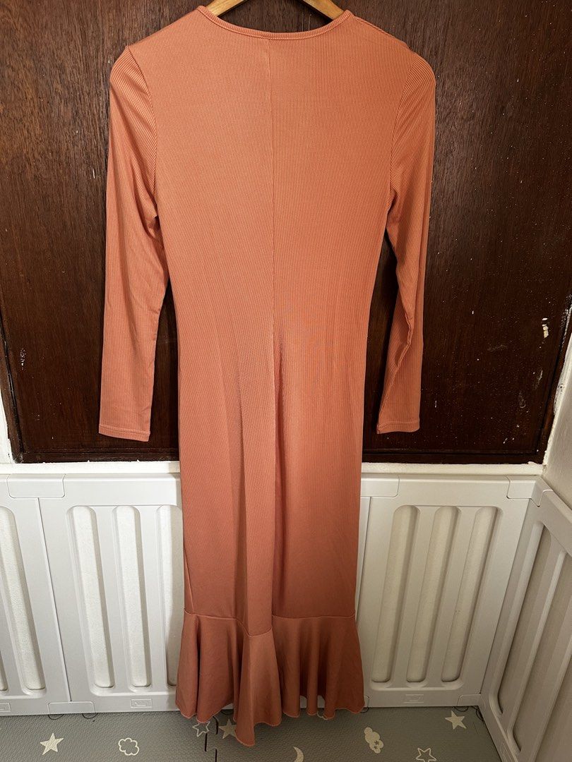 SHEIN Ribbed Ruched V-Neck Maxi Dress Peach (Category: Dresses) located in Manila. Submitted by annika.rrl (Listing ID 1466016830, Image 3). Description: - Brand: SHEIN - Color: Peach - Style: Long sleeve V-neck ribbed maxi dress - Design details: Ruched center front with a flared mermaid hem - Fit: Stretchy material for a comfortable fit - Back: Plain with a straight hemline.