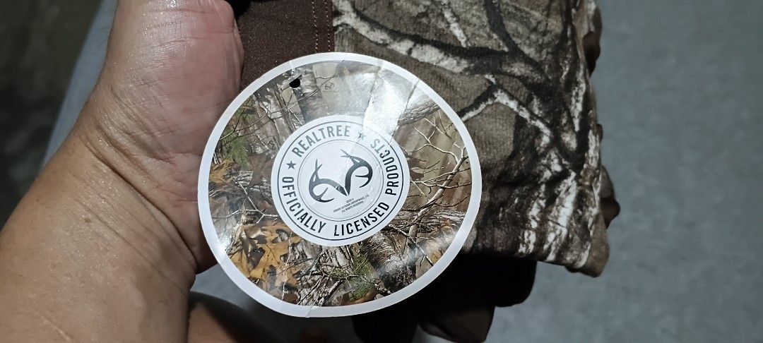 Shell Rotella Realtree Camo Work Gloves (Category: Gloves) located in San Ildefonso. Submitted by rigor32eva20161 (Listing ID 1465977453, Image 2). Description: - Brand new with tags still attached - Official Realtree camo pattern - Durable build ideal for outdoor tasks, hunting, or garage work - Brown fabric design with a secure adjustable wrist strap - Features distinct rubberized Shell Rotella branding.