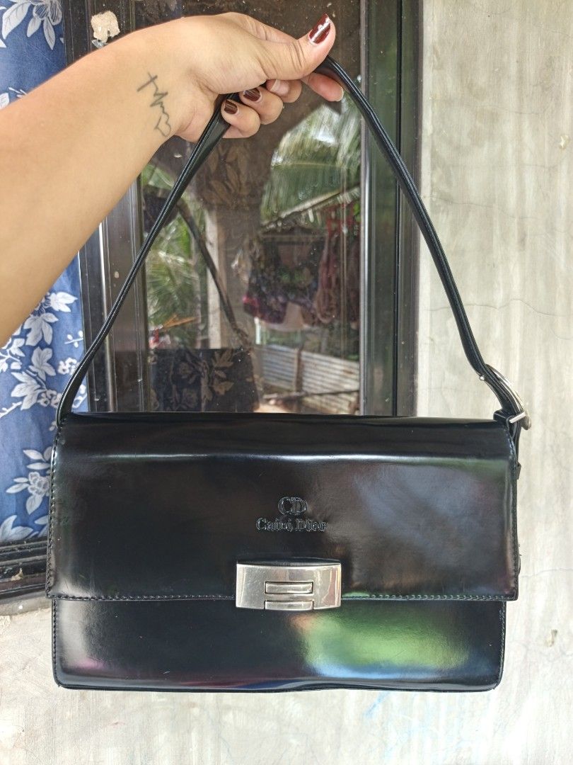Shoulder bag (Category: Shoulder Bags) located in Quezon, Isabela. Submitted by ukay-ukaybylyn (Listing ID 1466153559, Image 1). Description: good condition💯 kasya long wallet ang ganda neto ambango nya makapal.
