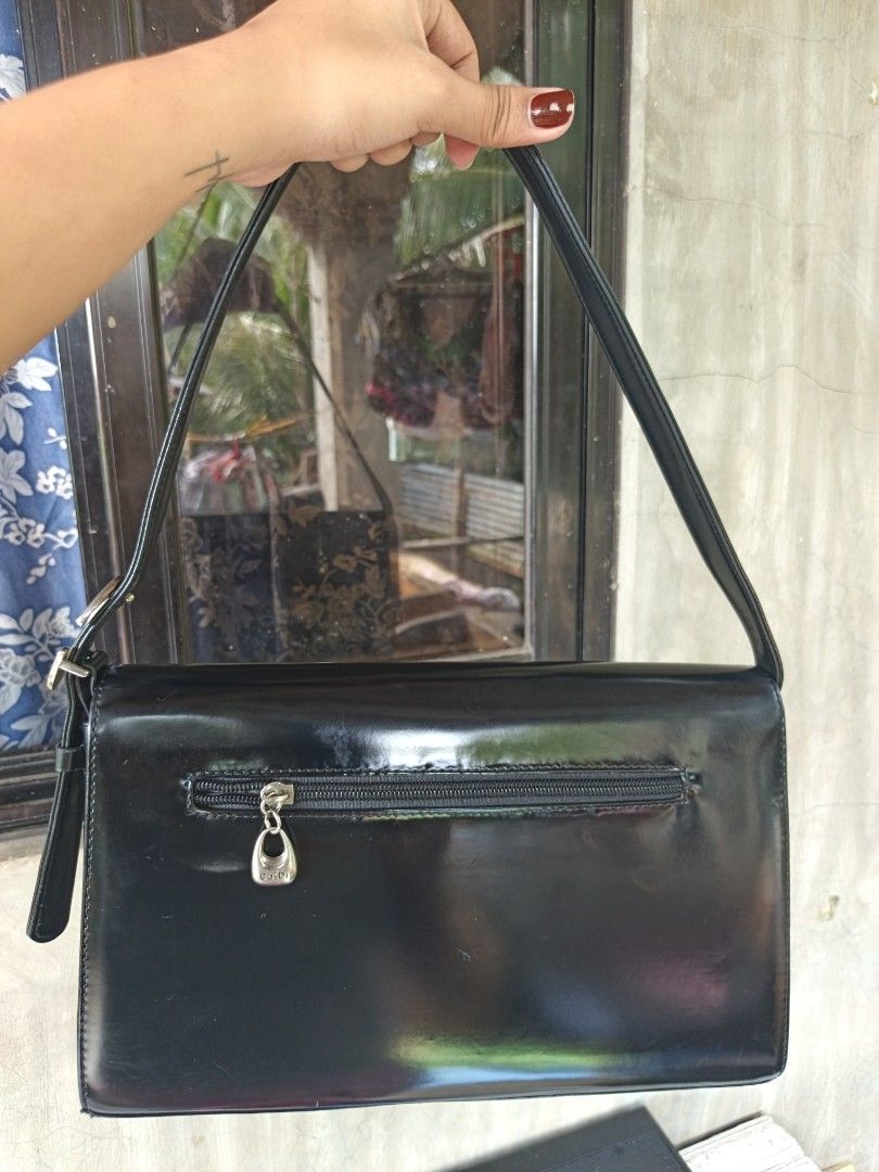 Shoulder bag (Category: Shoulder Bags) located in Quezon, Isabela. Submitted by ukay-ukaybylyn (Listing ID 1466153559, Image 2). Description: good condition💯 kasya long wallet ang ganda neto ambango nya makapal.