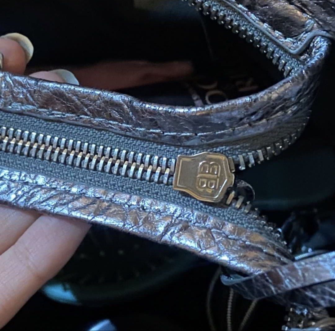 Silver City Bag (Category: Shoulder Bags) located in Rizal. Submitted by sstuffsbyme (Listing ID 1466117576, Image 3). Description: .